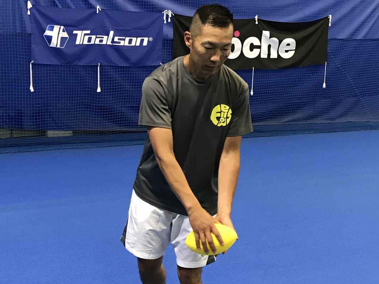 サーブを打つときの正しい上半身 カラダ の使い方 その2 テニスマガジンonline Tennismagazine Jp