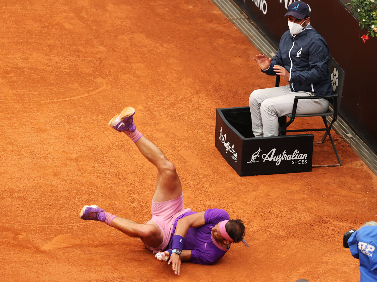 イタリア国際の男子決勝でヒヤリの場面 ナダルがラインに躓いて転倒 あれは危険だ テニスマガジンonline Tennismagazine Jp