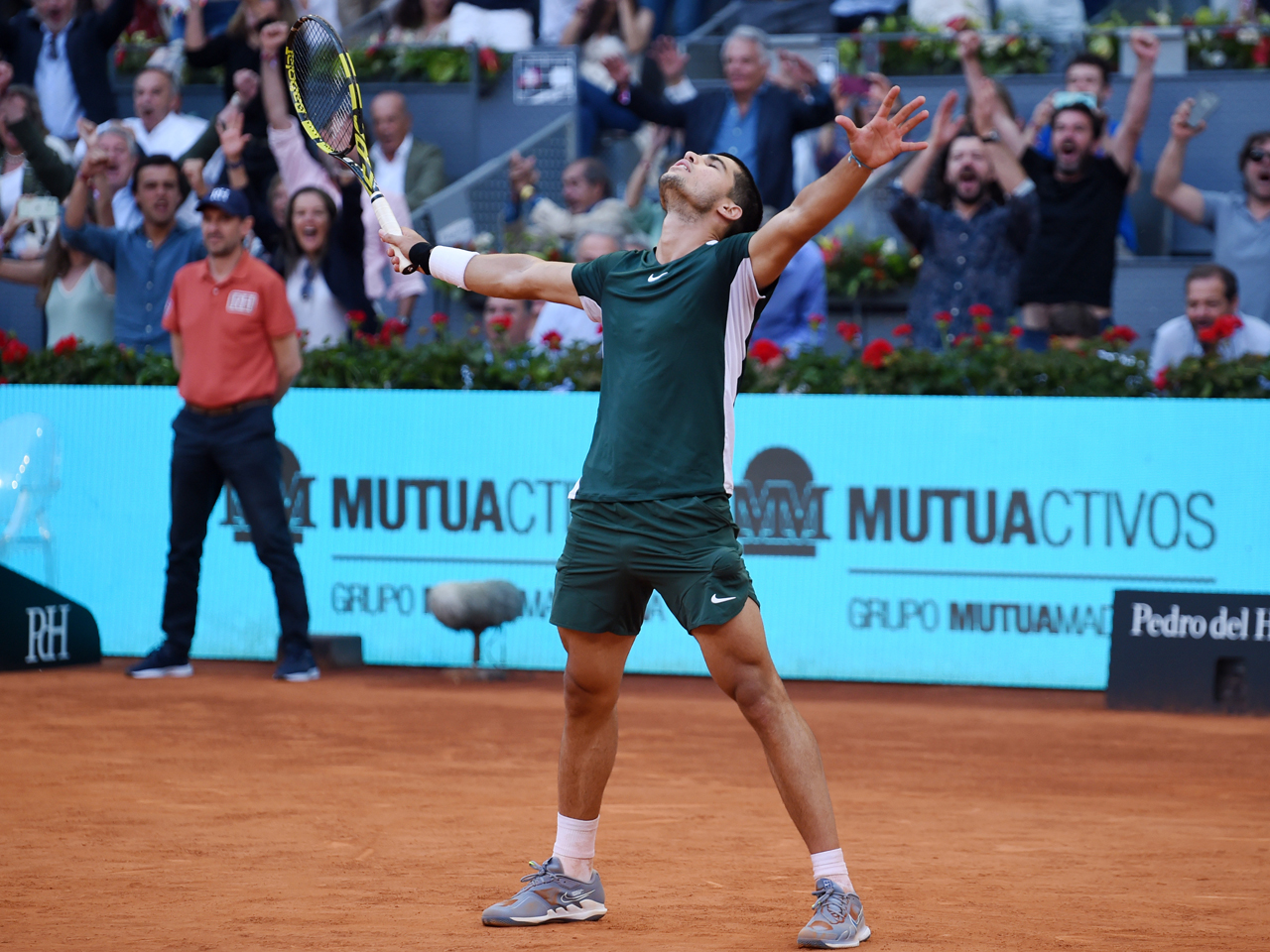 3時間半を超える接戦を制したアルカラスが決勝進出、同じクレーコート