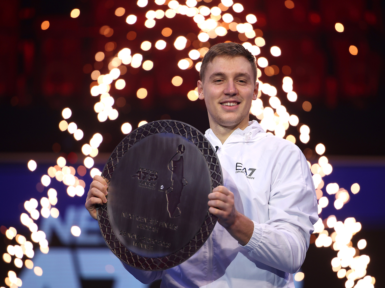 メジェドビッチがフィスを倒して全勝優勝「2024年に向けて大きな自信に