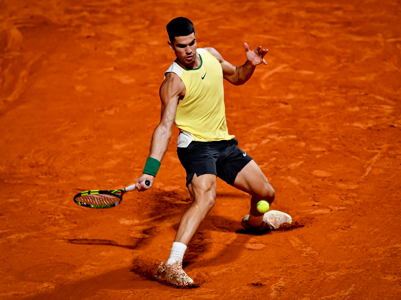 前年覇者アルカラスがロラン・ギャロス以来となるクレーコートの試合に