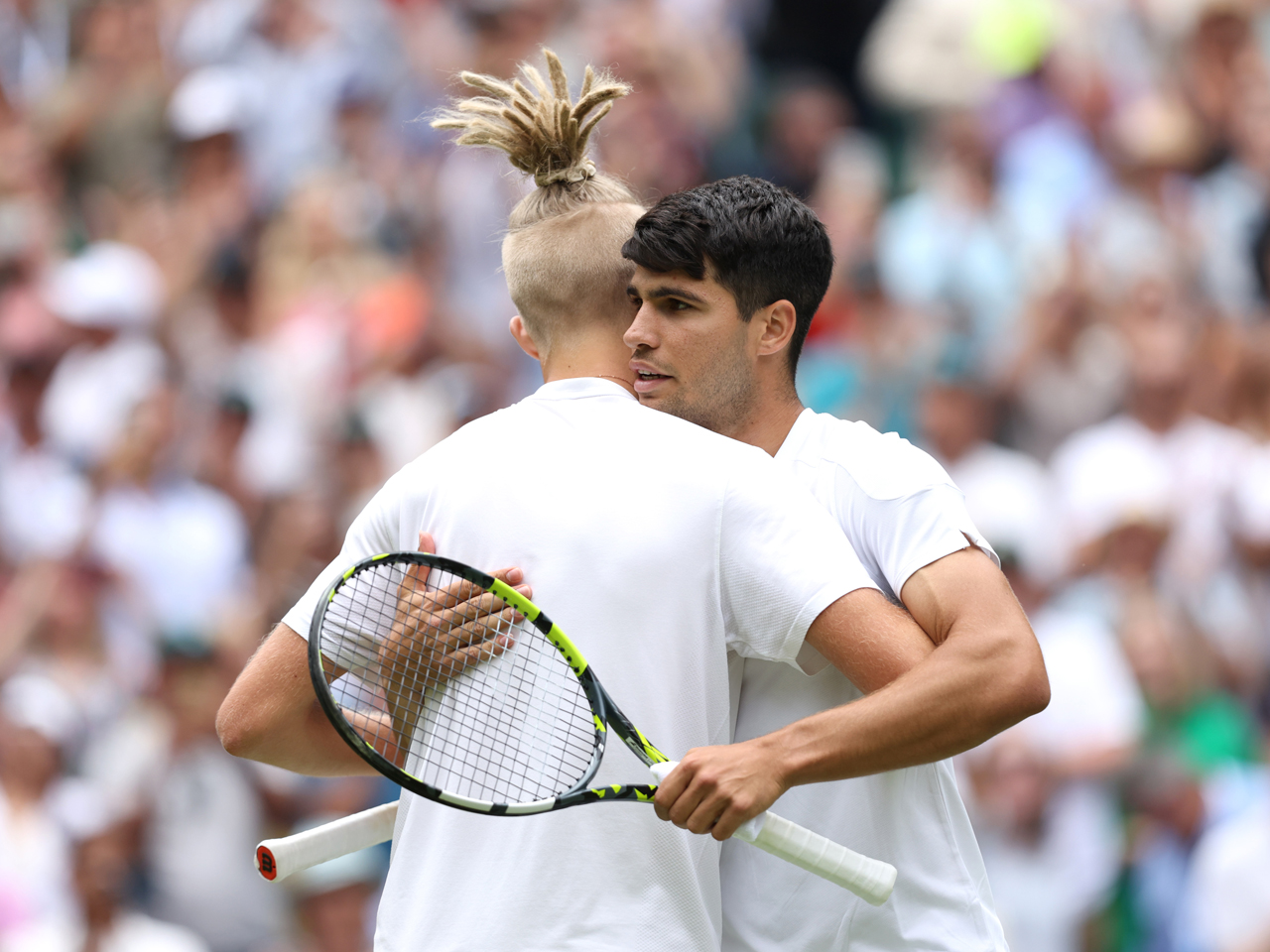 アルカラスがセンターコートのオープニングマッチでストレート勝利