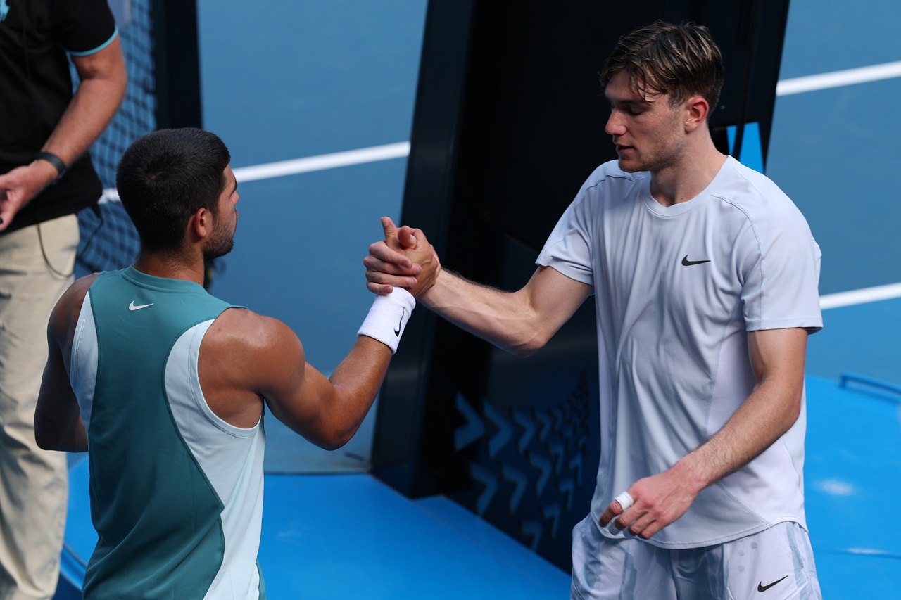 ドレイパーが第2セット終了後に棄権したためアルカラスのベスト8進出が