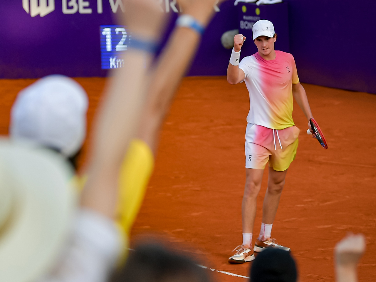 18歳フォンセカが3試合連続フルセット勝利でツアー初優勝に王手「あと1