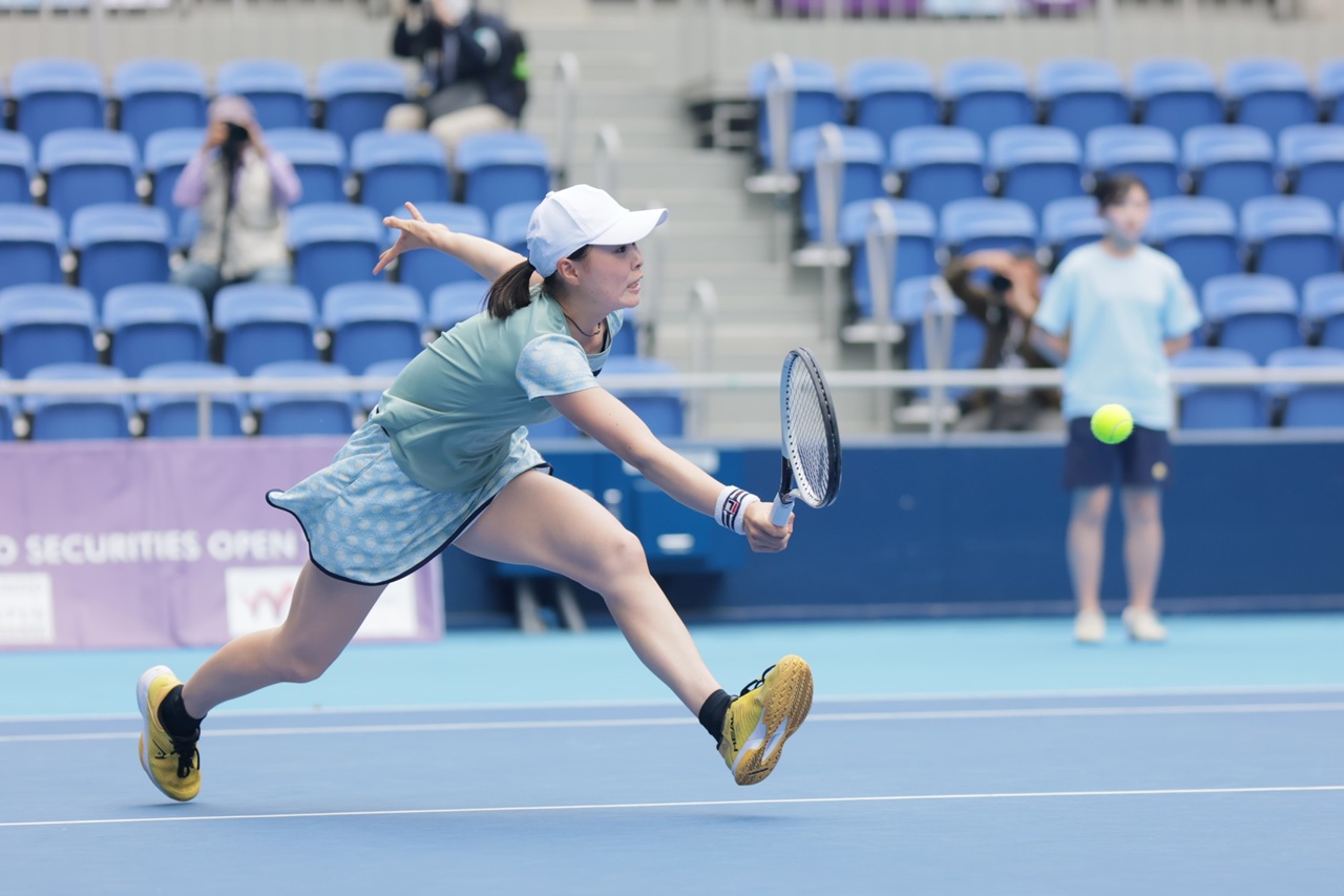 本戦がスタート、18歳の木下晴結は単複ともに初戦敗退 [W100安藤証券