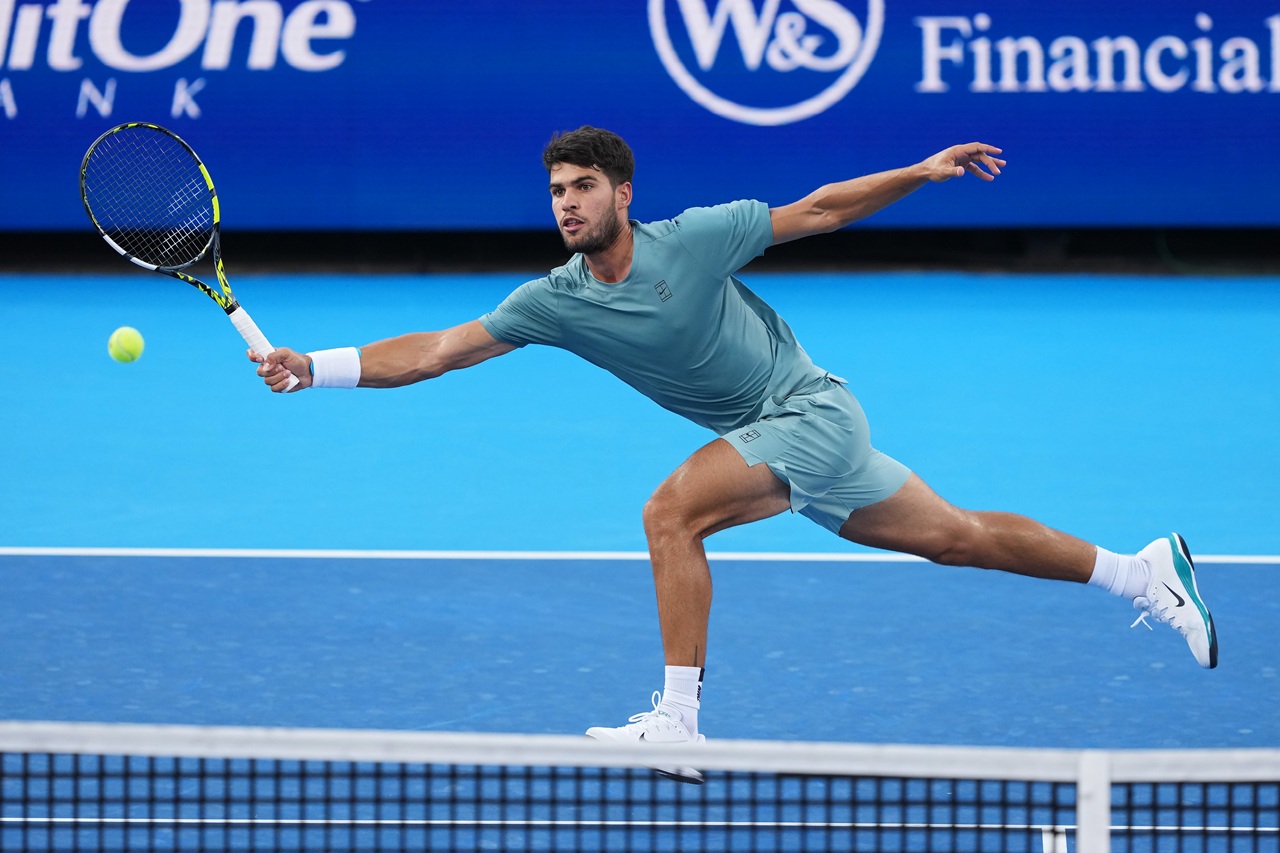 アルカラスが体調不良で失速したズベレフを退けシナーに対する決勝へ