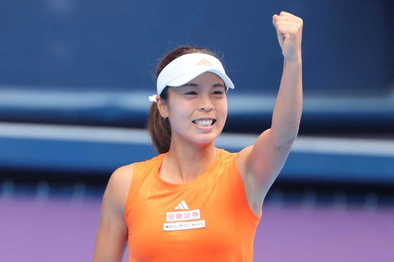直筆サイン入り　テニスウェア上下セット　本玉選手 マッチポイントを凌いだ末に木下晴結を倒した本玉真唯が女子シングルス