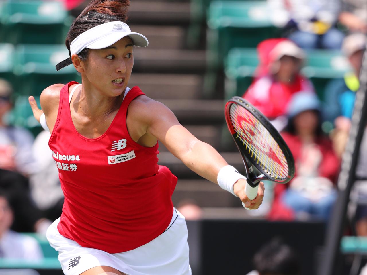 テニス フェドカップ 女子日本代表 選手支給品 テニスウェア 土居美咲がスクーフスとのエース対決で第1セットを先取 [フェド杯